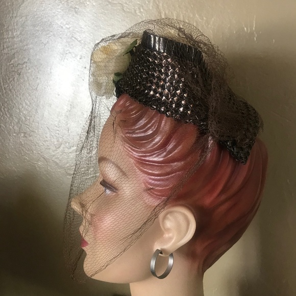 EXQUISITE 1940s\' BROWN METALLIC STRAW FASCINATOR HAT WITH FABRIC ROSES & VEIL main image 7